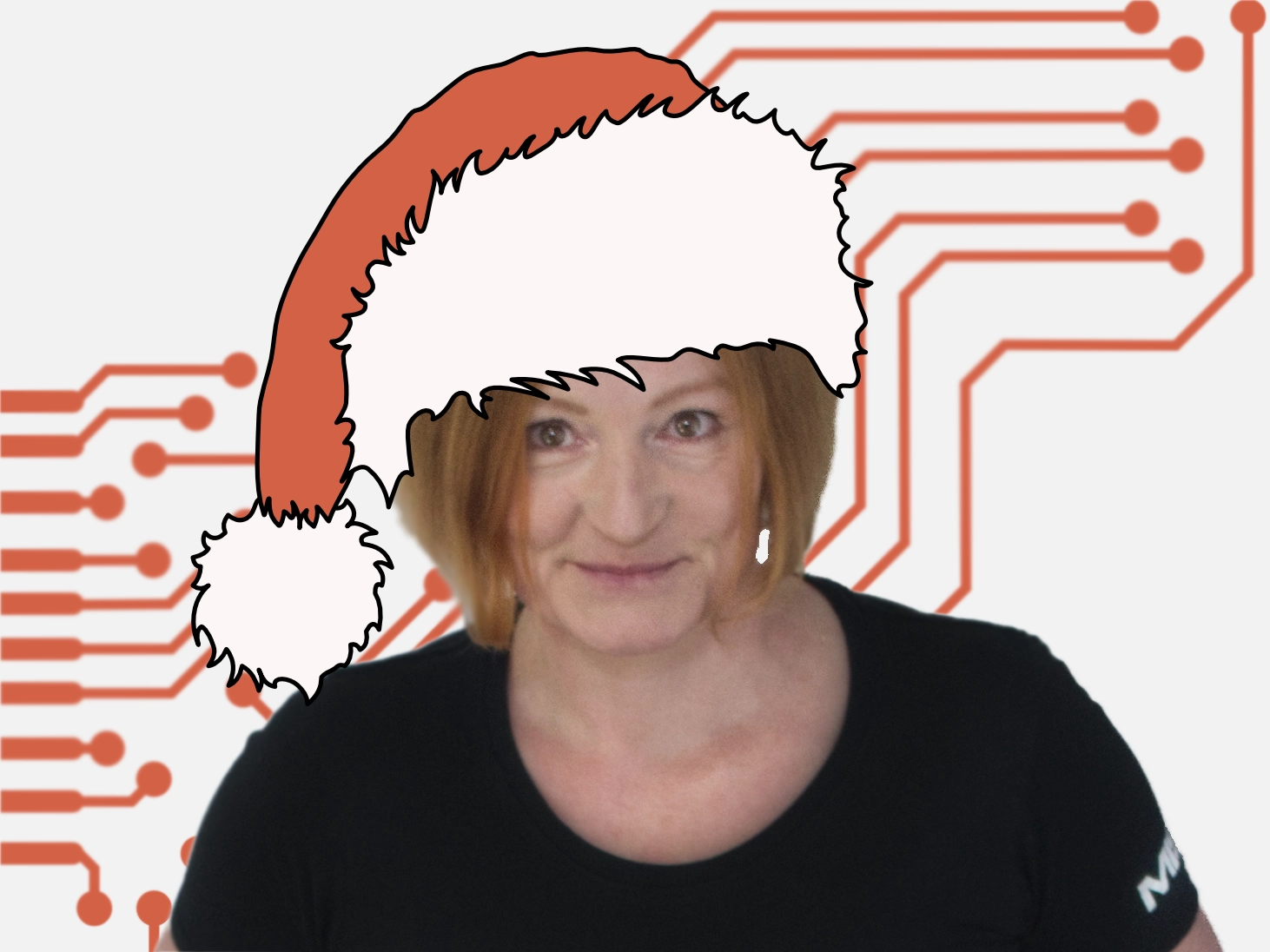 Frau mit rotem Bob, lächelnd, in schwarzem T-Shirt